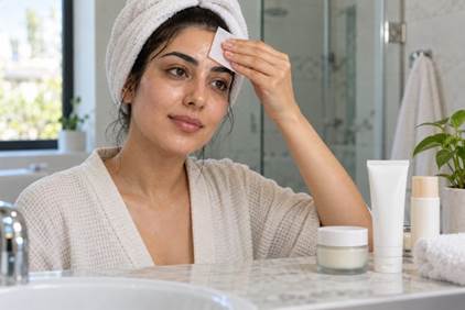 گرفتن چربی اضافی پیشانی با کاغذ جاذب